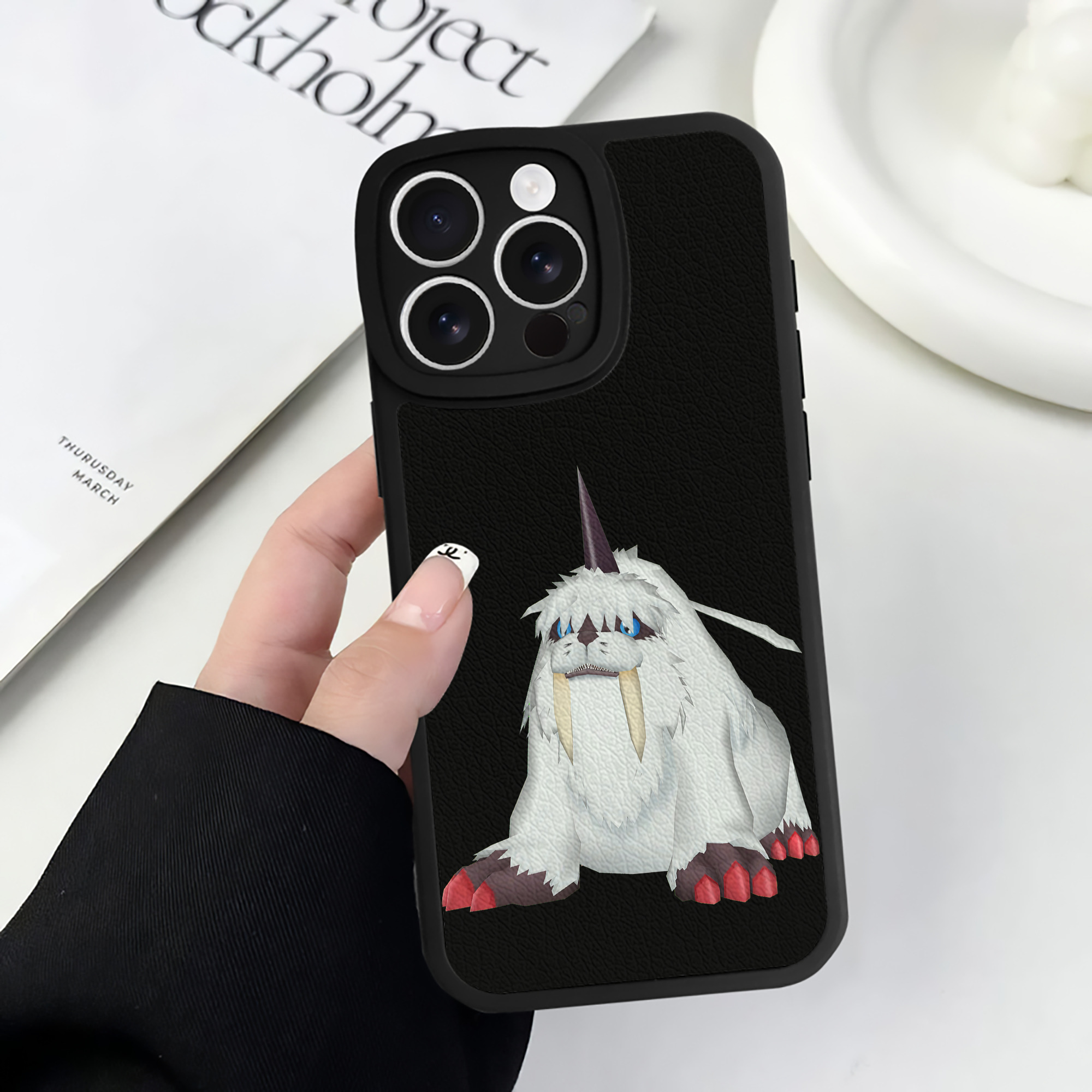 （画像用） Digimon デジタルモンスター/デジモン 【iPhone 16シリーズ対応】シリコンスマホケース（レザー調） 材質：シリコン
